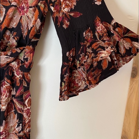 Miss Me Black Floral V-Neck Blouse - Picture 4 of 7